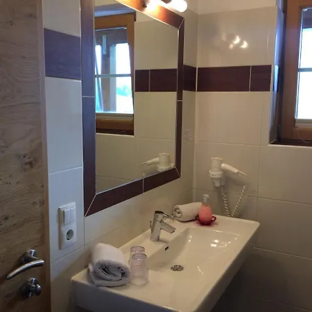 Jenneweinhof Konukevi Tux